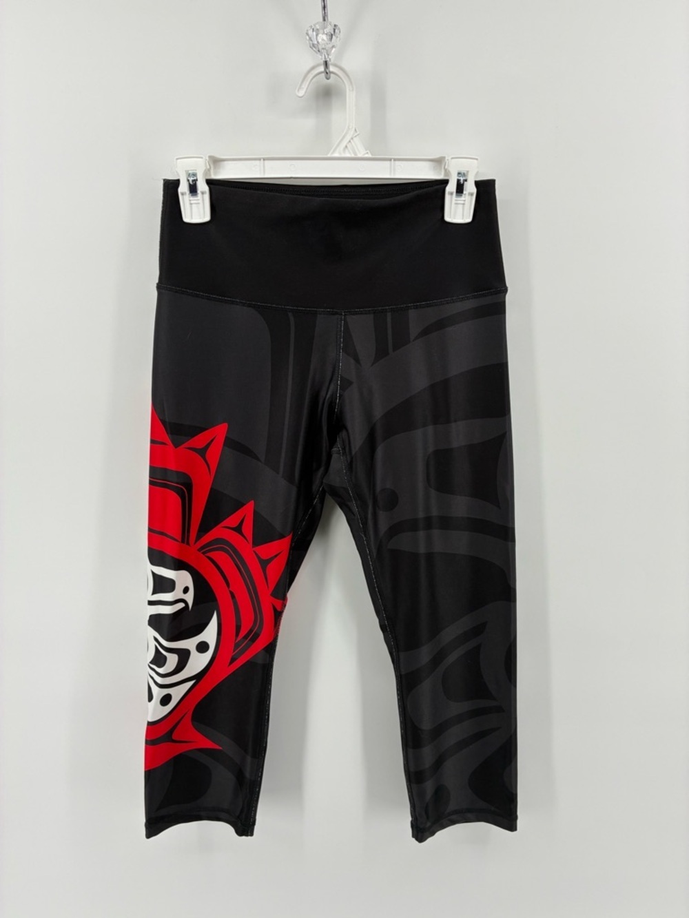 Nominou Stylish Black and Red Capris Bird Eagle Maple Leaf Artwork
